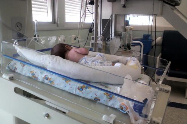 Bebê abandonado dentro de sacola plástica em Canoas passa bem Cris Weber/Divulgação / Prefeitura de Canoas Bebê abandonado dentro de sacola plástica em Canoas passa bem Cris Weber/Divulgação / Prefeitura de Canoas