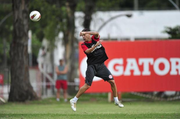 Em treino com campo reduzido, D'Alessandro marca belo gol  Diego Vara/Agencia RBS