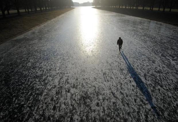 Onda de frio siberiano eleva para 360 número de mortos na Europa Henning Kaiser/AFP Onda de frio siberiano eleva para 360 número de mortos na Europa Henning Kaiser/AFP