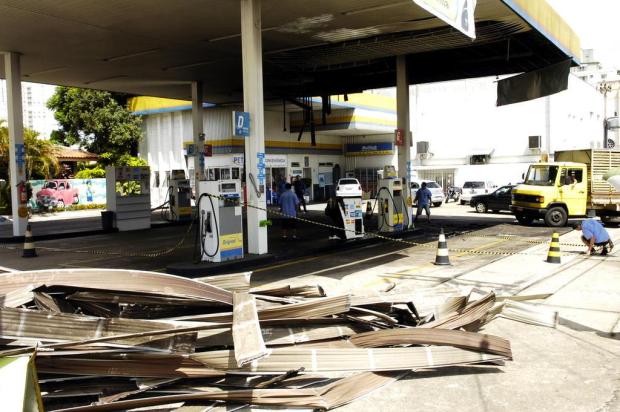 Motorista bate em bomba de combustível e posto pega fogo em Novo Hamburgo Miro Souza/Agência RBS