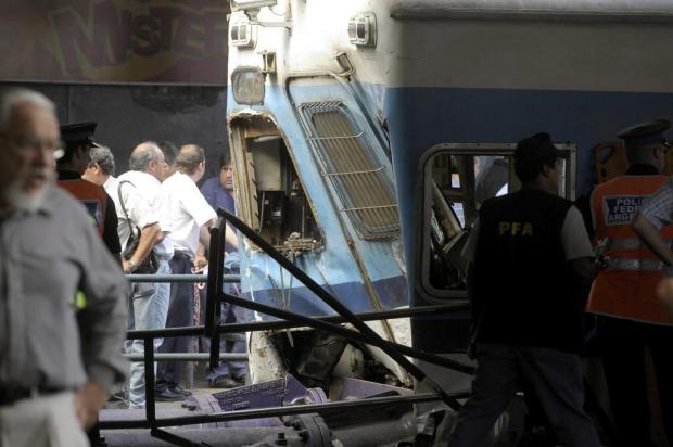 Acidente com trem deixa pelo menos 49 mortos e centenas de feridos na Argentina Juan Mabromata/AFP Acidente com trem deixa pelo menos 49 mortos e centenas de feridos na Argentina Juan Mabromata/AFP