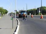 Falta de faixas de segurança complica travessia de pedestres na Avenida Beira-Rio