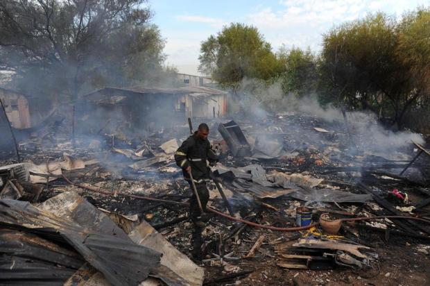 Incêndio destrói casebres no bairro Humaitá, em Porto Alegre Ricardo Duarte/Agencia RBS