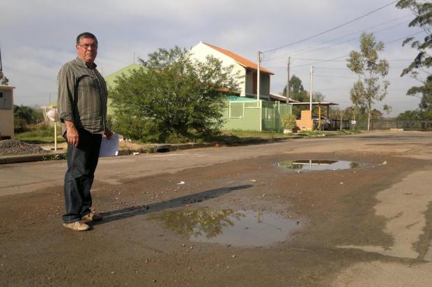 Asfalto afunda e forma buraco no Bairro Hípica, na Capital Juliana Mello/Diário Gaúcho Asfalto afunda e forma buraco no Bairro Hípica, na Capital Juliana Mello/Diário Gaúcho
