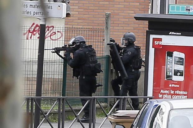 Homem que fez reféns em escola na França se rende Kenzo Tribouillard/AFP Homem que fez reféns em escola na França se rende Kenzo Tribouillard/AFP