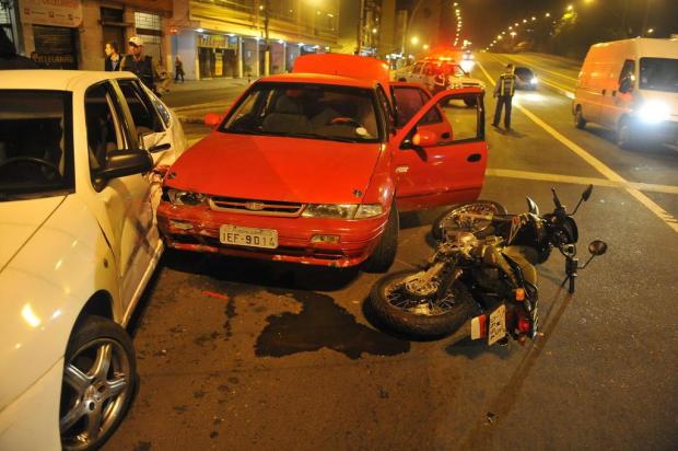 Acidente envolvendo dois carros e uma moto deixa uma pessoa ferida  Bruno Alencastro/Agência RBS