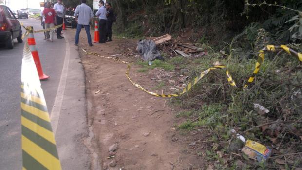 Mulher é encontrada morta com um tiro na cabeça em valão no bairro Cavalhada, na Capital Marcelo Oliveira/Diário Gaúcho Mulher é encontrada morta com um tiro na cabeça em valão no bairro Cavalhada, na Capital Marcelo Oliveira/Diário Gaúcho