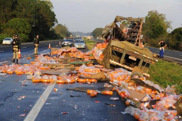 Carga de refrigerantes cai de caminhão e bloqueia uma pista da freeway Ronaldo Bernardi/Agencia RBS