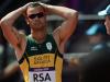 Reação do sul-africano Oscar Pistorius após o revezamento 4x400m no atletismo