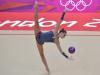 Francesa Delphine Ledoux em performance na ginástica rítmica