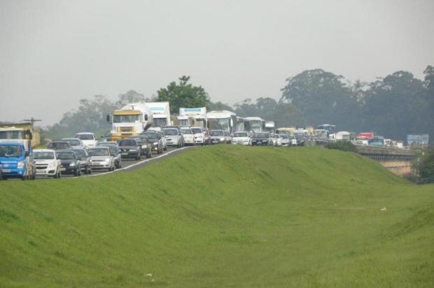 Caminhão bate em dois veículos e causa congestionamento na chegada a Porto Alegre Mauro Saraiva Jr./Rádio Gaúcha