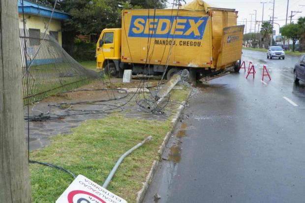 Caminhão dos Correios sai da pista e derruba poste e placas de sinalização Mauro Saraiva Jr./Rádio Gaúcha