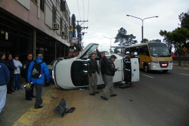 Carro capota na Avenida Padre Cacique e bloqueia duas faixas da via Mauro Saraiva Jr./Rádio Gaúcha