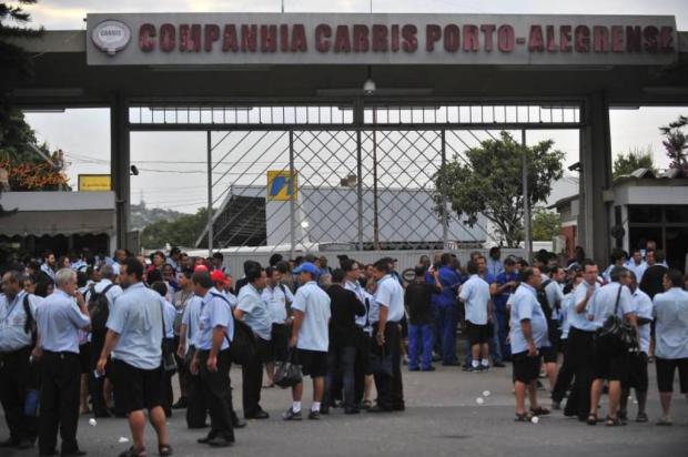 Funcionários da Carris devem esperar por reunião na prefeitura para decidir sobre fim da paralisação Bruno Alencastro/Agencia RBS