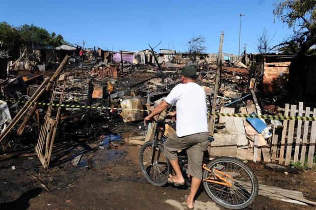 Incêndio destrói casas e deixa homem ferido na zona norte de Porto Alegre Emílio Pedroso/Agencia RBS