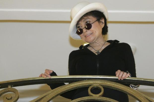 Yoko Ono afirma que Lennon não foi o primeiro a querer sair dos Beatles Ver Descrição/Ver Descrição