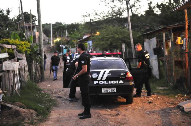 Policial militar é baleado na Vila das Laranjeiras, na Capital Luiz Armando Vaz/clicRBS Policial militar é baleado na Vila das Laranjeiras, na Capital Luiz Armando Vaz/clicRBS