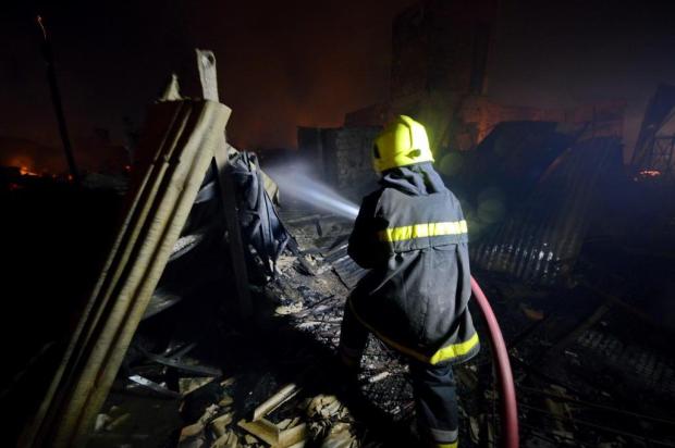 Após cinco horas, incêndio na Vila Liberdade, próximo à Arena do Grêmio, é controlado Caco Konzen/Especial Após cinco horas, incêndio na Vila Liberdade, próximo à Arena do Grêmio, é controlado Caco Konzen/Especial