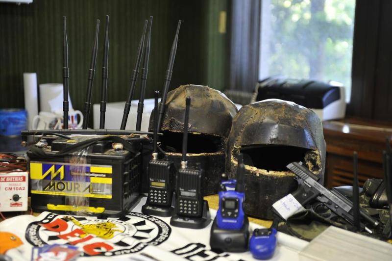 No sítio, os policiais encontraram mais um fuzil 762, uma pistola Taurus 9 milímetros, mais de 200 munições, 13 celulares, cinco rádios transmissores e dois capacetes blindados:imagem 2