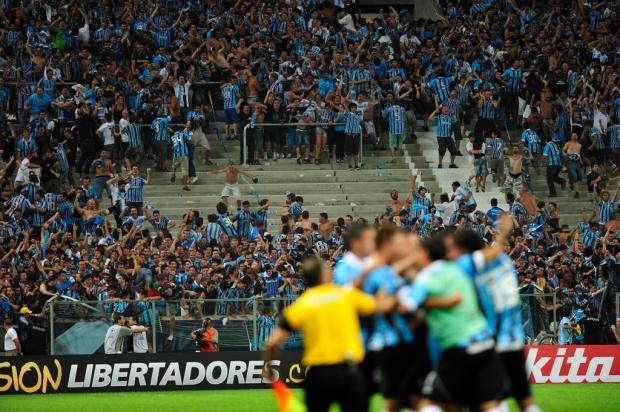 Em avalanche, proteção cede e torcedores do Grêmio caem no fosso da Arena Diego Vara/
