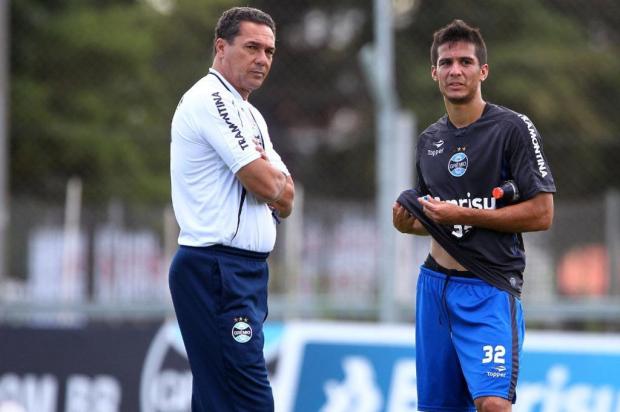 Sem Vargas e Moreno, Luxa orienta Bertoglio após treino tático Lucas Uebel/Grêmio FBPA Sem Vargas e Moreno, Luxa orienta Bertoglio após treino tático Lucas Uebel/Grêmio FBPA