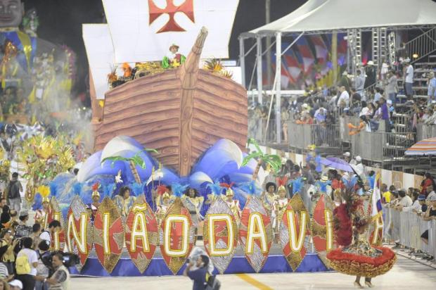 Com homenagem às vítimas da boate Kiss, União da Vila do IAPI faz desfile com problemas de evolução Adriana Franciosi/Agencia RBS Com homenagem às vítimas da boate Kiss, União da Vila do IAPI faz desfile com problemas de evolução Adriana Franciosi/Agencia RBS