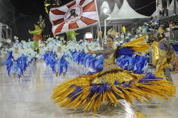 Acadêmicos de Gravataí sofre com a chuva, mas faz desfile animado Adriana Franciosi/Zero Hora Acadêmicos de Gravataí sofre com a chuva, mas faz desfile animado Adriana Franciosi/Zero Hora