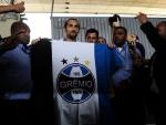 Atacante Barcos chega a Porto Alegre como reforço do Grêmio