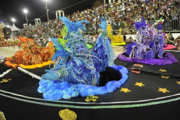 Com enredo sobre maquiagem, Imperadores do Samba dá show no Porto Seco Mateus Bruxel/Diário Gaucho Com enredo sobre maquiagem, Imperadores do Samba dá show no Porto Seco Mateus Bruxel/Diário Gaucho