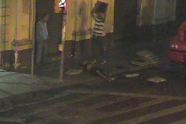 VÍDEO: Câmera de segurança flagra agressão a morador de rua no centro de Porto Alegre Reprodução/Central de Operações da Guarda Municipal