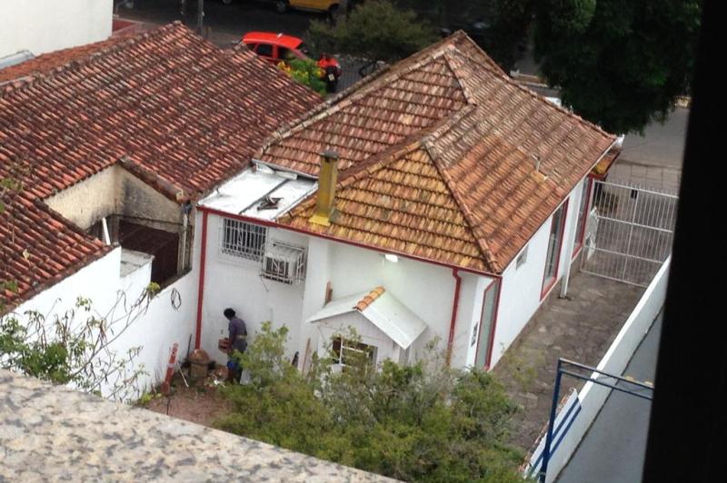 Na tarde de domingo, um vizinho do prédio flagrou o criminoso arrombando a loja.:imagem 24
