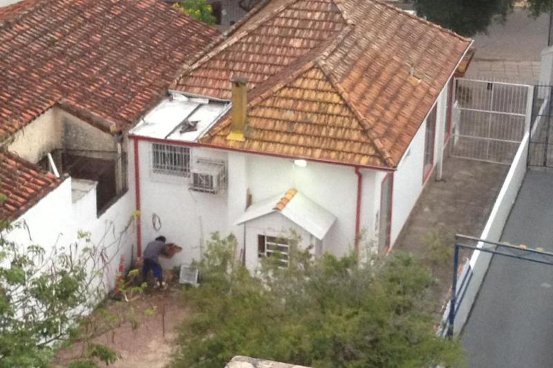 Antes, na frente do comércio, desligou duas chaves de luz, que provavelmente achou que fossem da loja, porém eram apenas do jardim.:imagem 8