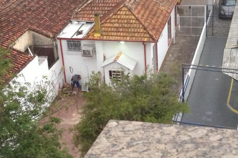 Na tarde de domingo, um vizinho do prédio flagrou um criminoso arrombando loja na Capital.:imagem 6