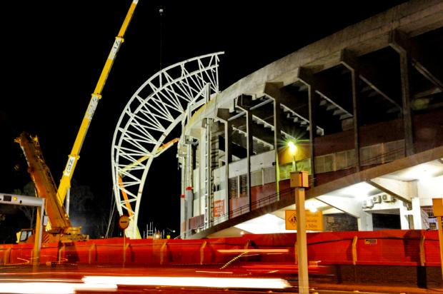 Instalação de estrutura metálica para cobertura do Beira-Rio emociona torcedores colorados no pátio do estádio Adriana Franciosi/ Instalação de estrutura metálica para cobertura do Beira-Rio emociona torcedores colorados no pátio do estádio Adriana Franciosi/