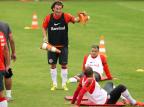 FOTO: Após treino da manhã, Dunga e auxiliares caminham pela orla do Guaíba Bruno Alencastro/Agencia RBS FOTO: Após treino da manhã, Dunga e auxiliares caminham pela orla do Guaíba Bruno Alencastro/Agencia RBS