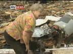 Mulher encontra cão em escombros durante entrevista, após tornado nos EUA Reprodução/Youtube