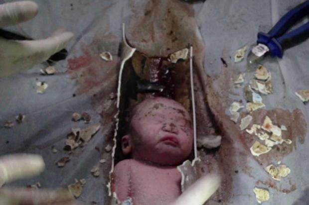 Bebê recém-nascido é resgatado dentro de tubulação de esgoto na China Reprodução/AFPTV