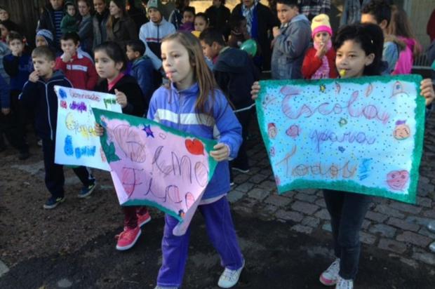 Alunos protestam contra extinção de ensino fundamental em escola da Capital Marcelo Oliveira/Agencia RBS