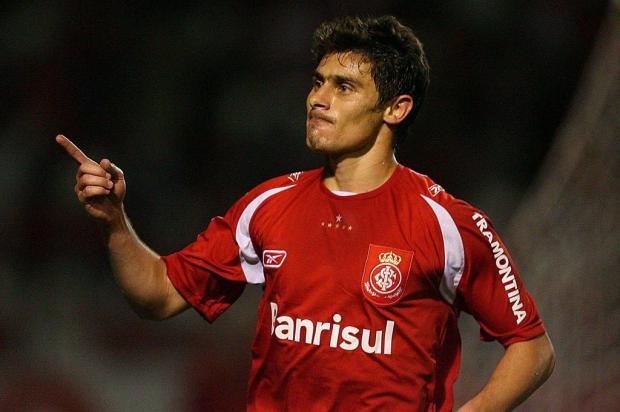Alex assina contrato com o Inter até 2015 Ver Descrição/Ver Descrição Alex assina contrato com o Inter até 2015 Ver Descrição/Ver Descrição