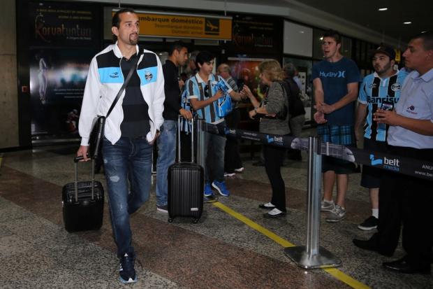 Na chegada a Porto Alegre, delegação do Grêmio é hostilizada por dois torcedores Diego Vara/Agência RBS Na chegada a Porto Alegre, delegação do Grêmio é hostilizada por dois torcedores Diego Vara/Agência RBS