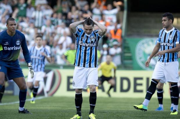 Disperso, Grêmio joga muito mal e é goleado por 4 a 0 pelo Coritiba Felipe Gabriel/Agência Lancepress! Disperso, Grêmio joga muito mal e é goleado por 4 a 0 pelo Coritiba Felipe Gabriel/Agência Lancepress!
