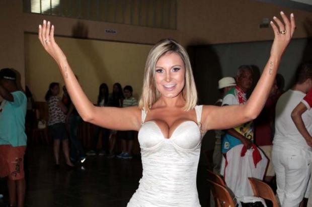 Obsessão pelo corpo perfeito põe em risco vida de Andressa Urach Orlando Oliveira/AgNews Obsessão pelo corpo perfeito põe em risco vida de Andressa Urach Orlando Oliveira/AgNews