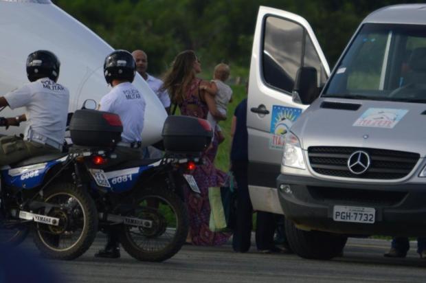 Gisele Bündchen é escoltada para chegar ao aeroporto de Fernando de Noronha Felipe Souto Maior/Ag News