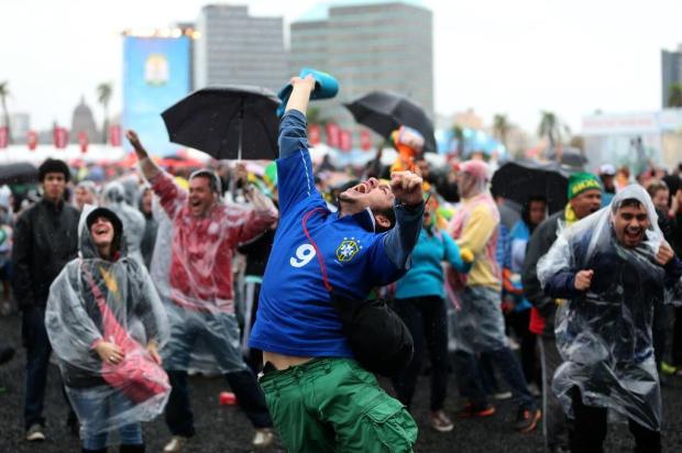 Depois de (muita) chuva, suor e lágrimas na fan fest em Porto Alegre, torcida festeja resultado Diego Vara/Agencia RBS
