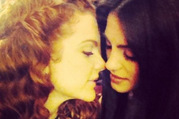 Atriz de Em Família posta foto de gravação em cena de "quase beijo gay" Instagram/Reprodução