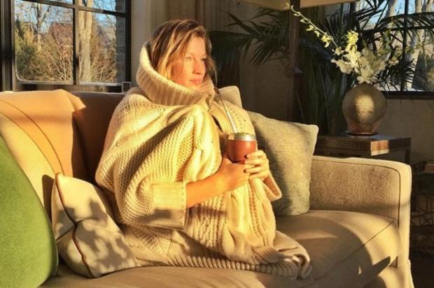 Gisele Bündchen posta foto agasalhada e bebendo chimarrão para espantar o frio Instagram @giseleofficial/Reprodução
