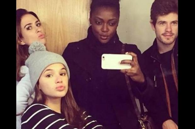 Bruna Marquezine e Tatá Werneck trabalham e se divertem em Nova York com atores da novela I Love Paraisópolis Reprodução/Instagram