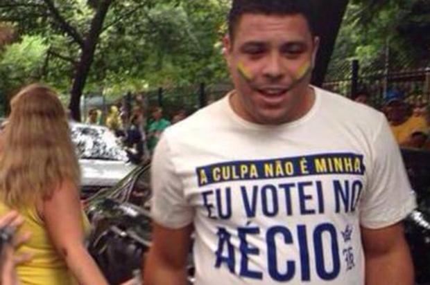 Ronaldo participa de protestos com camiseta que diz: "A culpa não é minha, eu votei no Aécio" Instagram/Reprodução