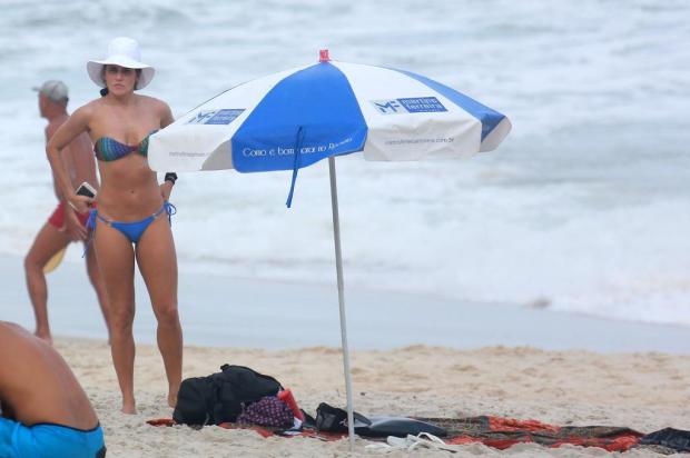 Deborah Secco mostra seu corpaço na praia Dilson Silva/AgNews
