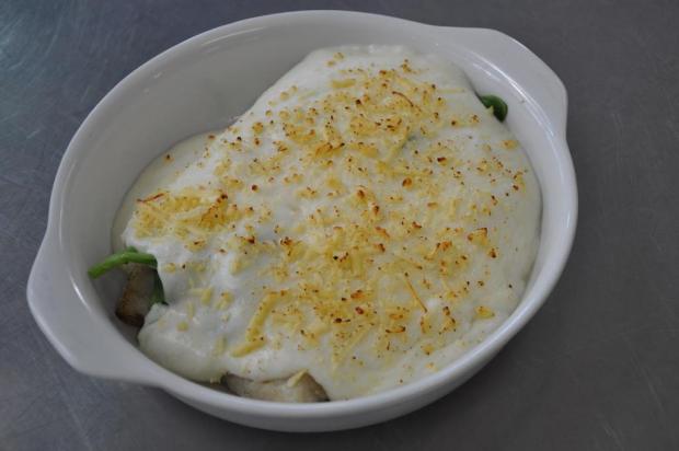 Aprenda a fazer um delicioso peixe branco com creme de aipim